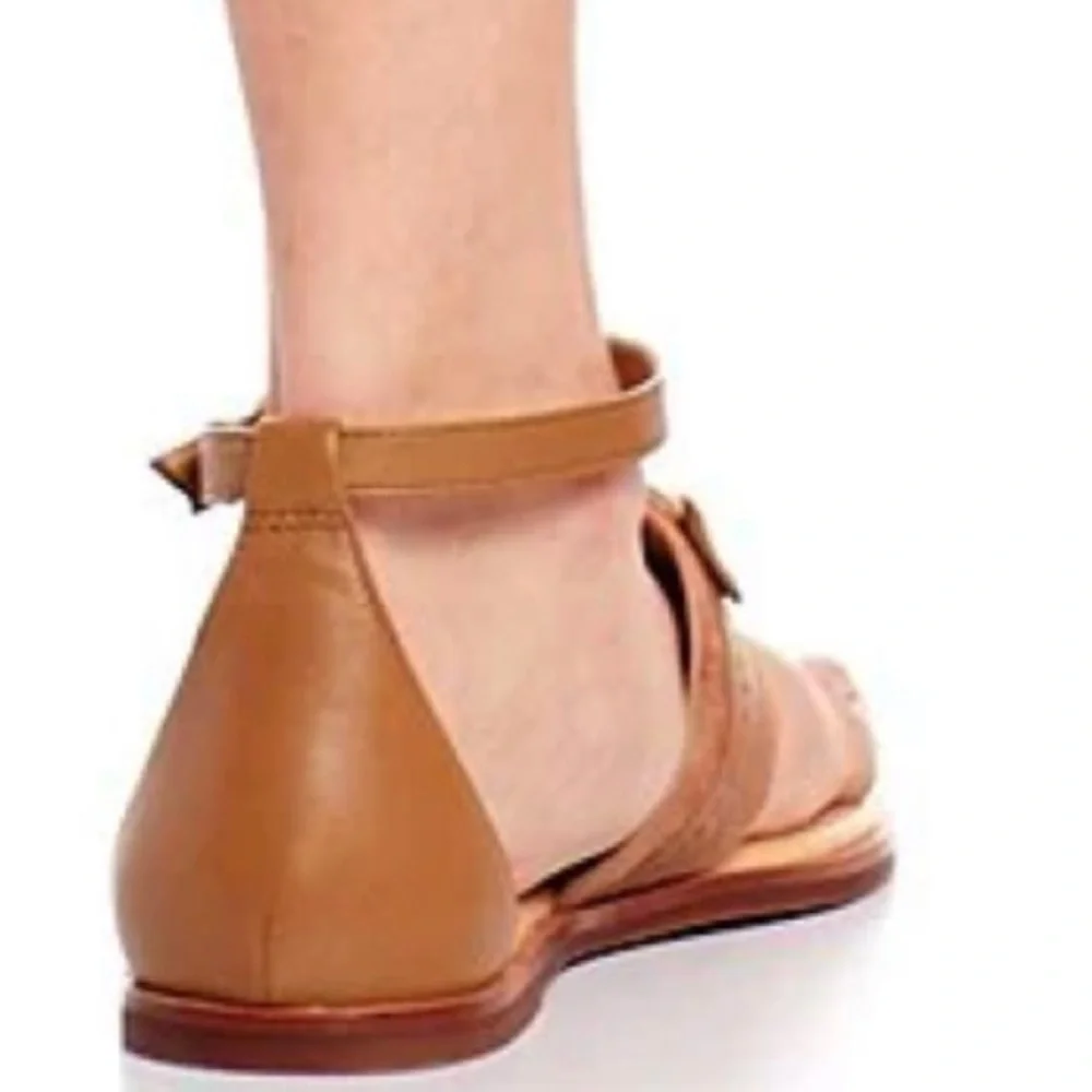 NWT Gibson & Latimer Jaylee Circle Ornament Leather Sandals